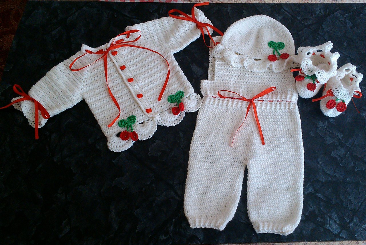 Костюм для 6 месяцев. Костюмчики для новорожденных. Вязаные вещи для новорожденных. Вязание костюм для новорожденных. Костюмчики для новорожденных девочек спицами.