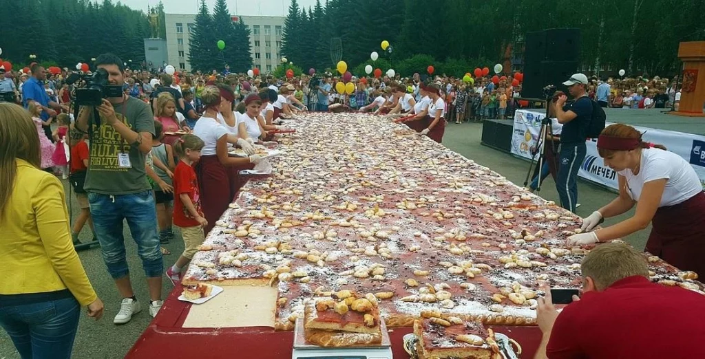 Самый большой в России вишневй пирог